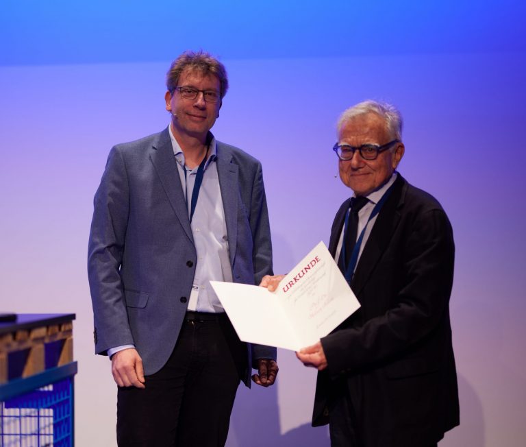 Verleihung der GDM-Ehrenmitgliedschaft an Werner Blum (r.) durch Reinhard Oldenburg (l.) auf der 57. GDM-Jahrestagung in Essen
